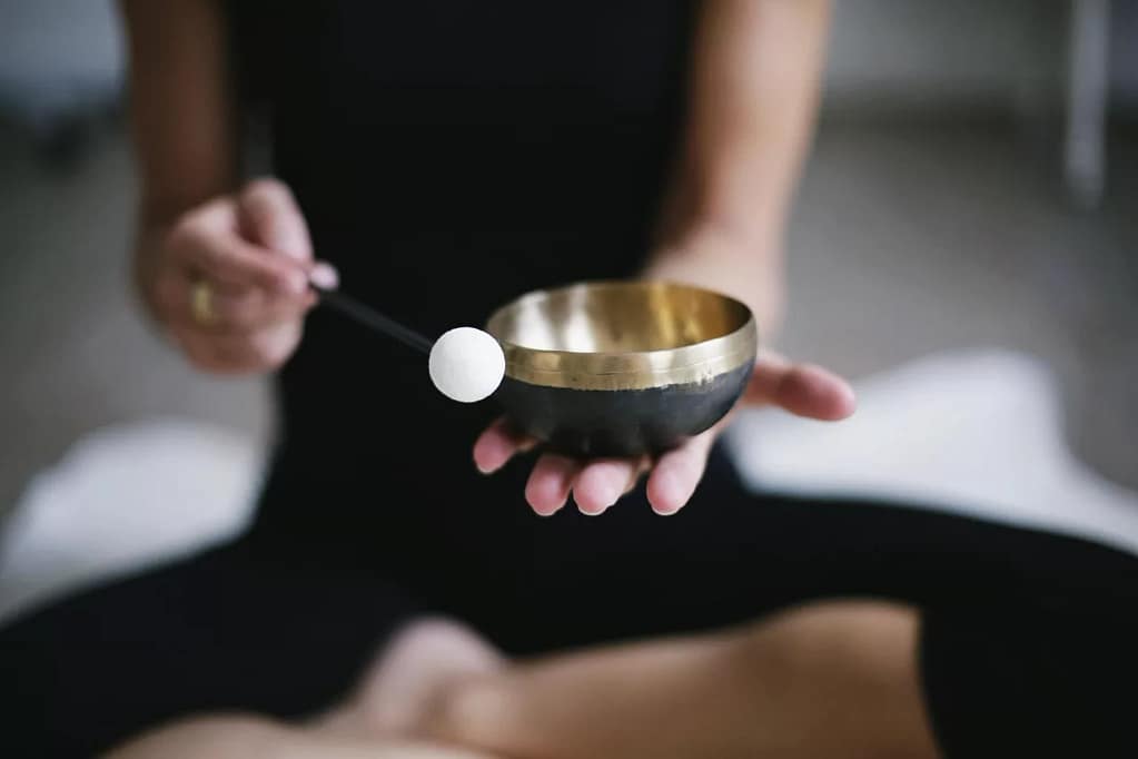 image représentant une femme faisant vibrer un vol chantant dit tibétain pour animer une méditation de groupe