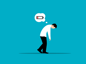 illustration d'un homme ressentant une fatigue générale : il avance courbé avec un symbole de batterie vide au-dessus de lui