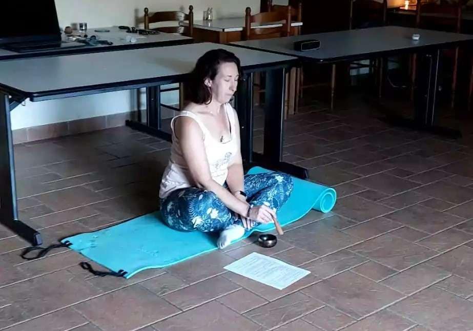 Nathalie Bouvier lors d'une méditation de groupe couplée à un bain sonore au bol chantant dit tibétain, pour une relaxation profonde