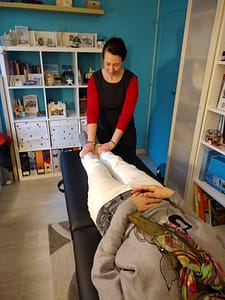 Nathalie Bouvier en pleine séance de soin énergétique et magnétisme